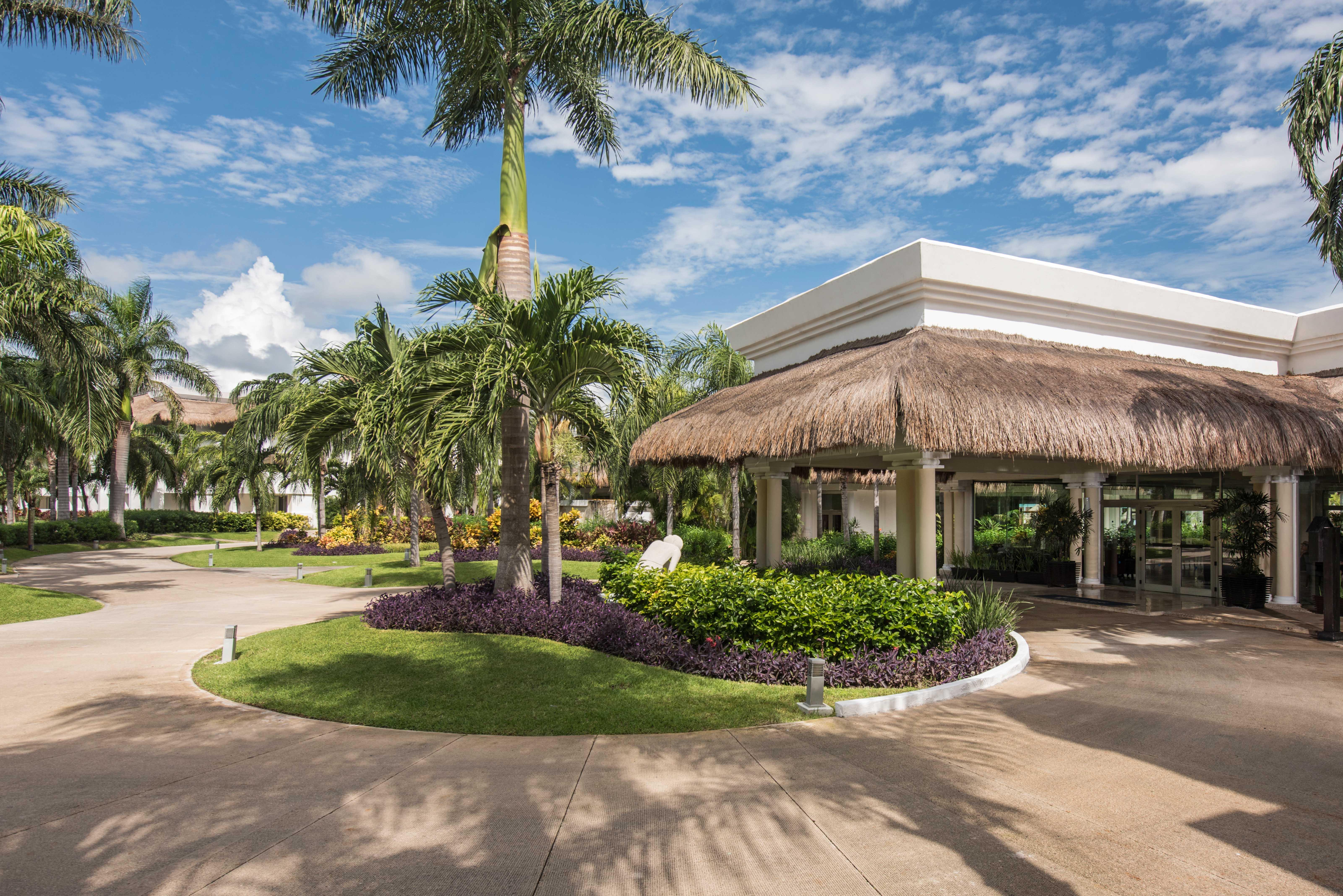 Grand Riviera Princess Плая дел Кармен Екстериор снимка Entrance to the resort