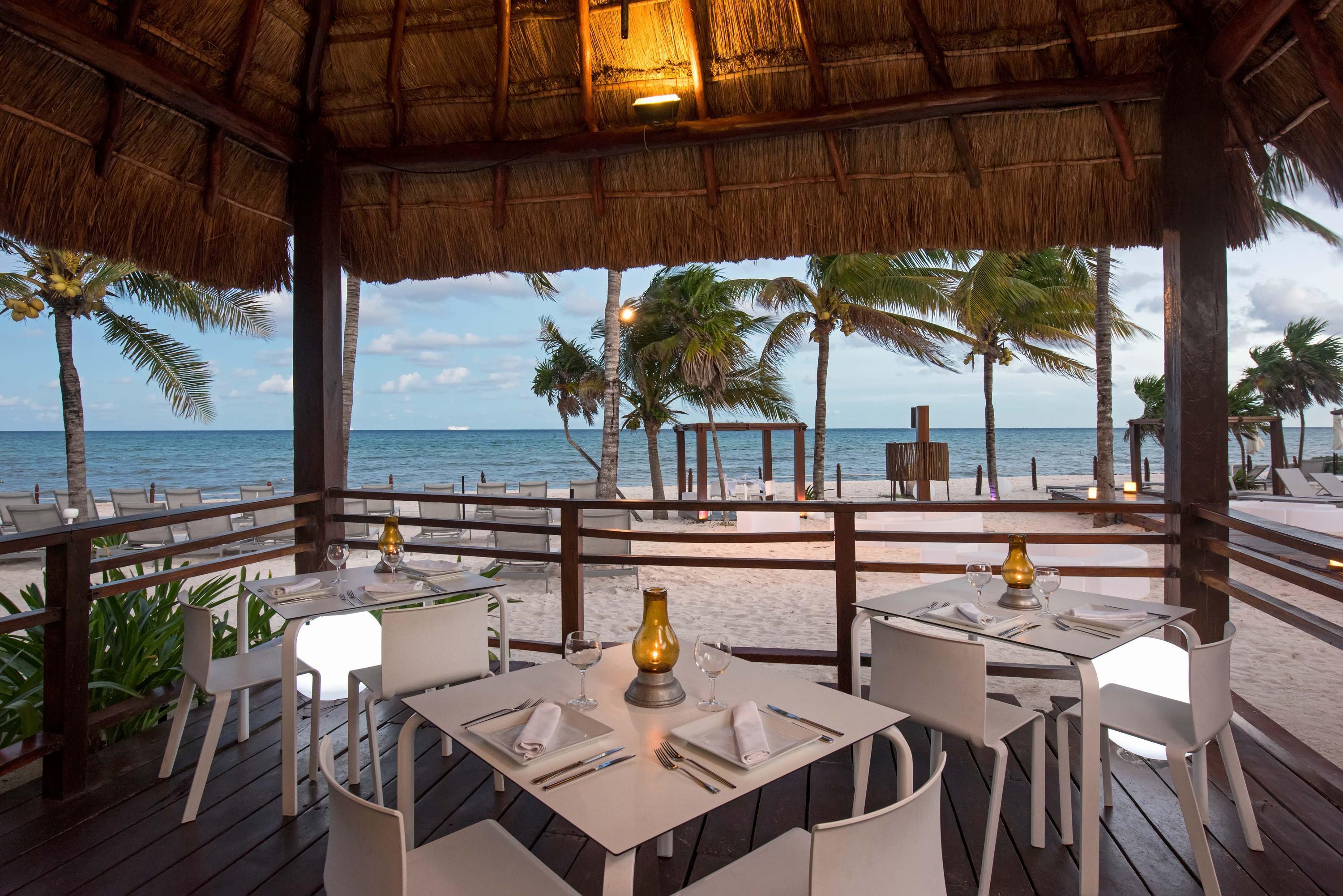 Grand Riviera Princess Плая дел Кармен Екстериор снимка Beachfront dining at the Grand at Moon Palace