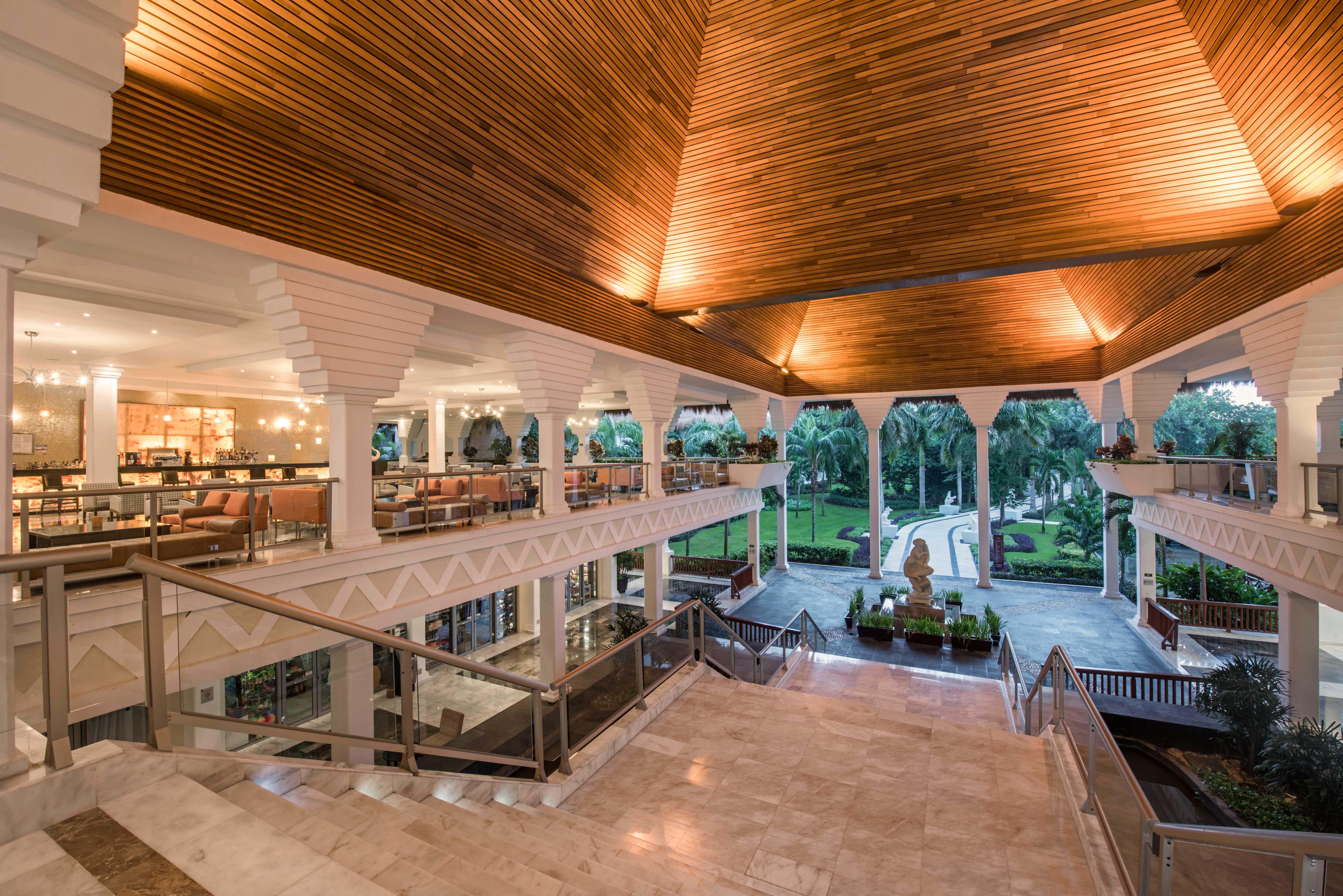 Grand Riviera Princess Плая дел Кармен Екстериор снимка The lobby of the InterContinental Hotel
